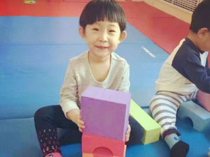 彩色积木拼拼拼~~ 中心活动